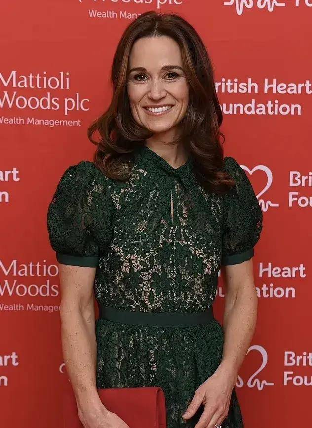 凯特妹妹皮帕亮相慈善活动,深绿蕾丝裙配红高跟,看起来很喜庆_时尚