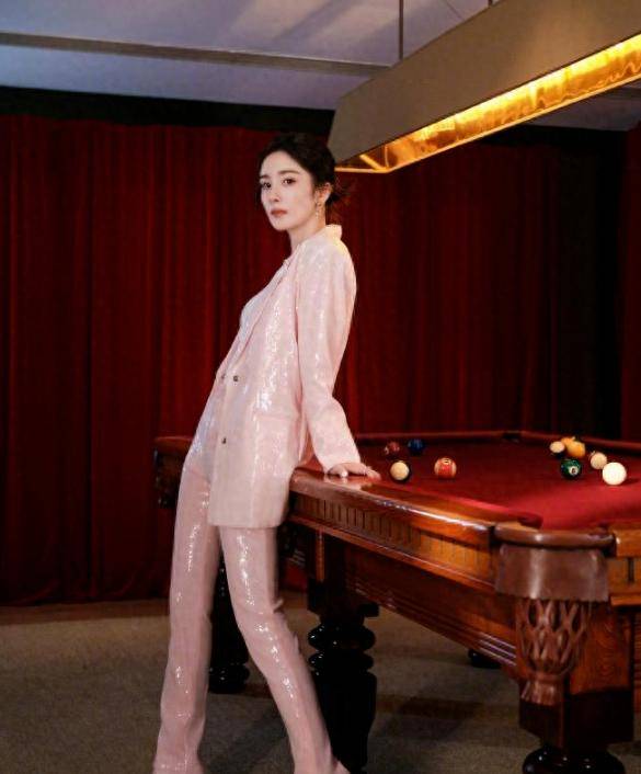 杨幂摇身一变成为九球女王,火辣时尚身材,犀利目光,气场逼人_比赛