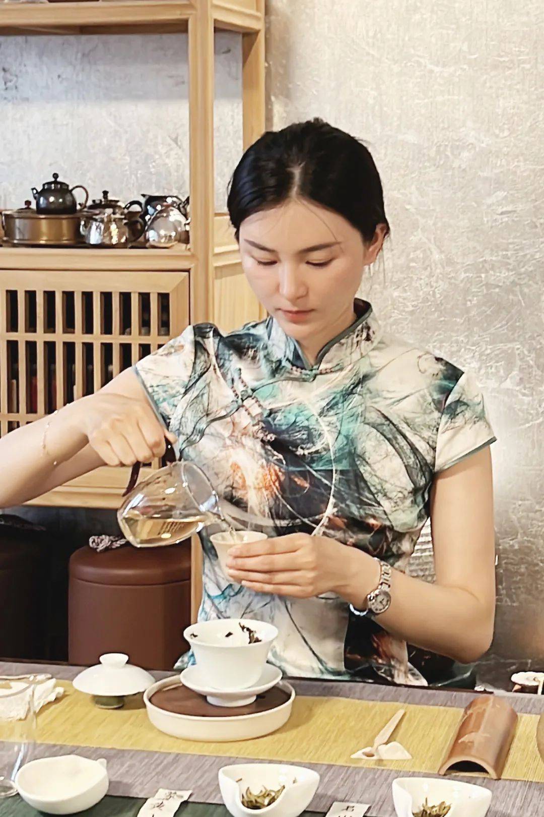 不常饮茶的人来说衰老是正常的进度而长期坚持喝茶可以使衰老延缓