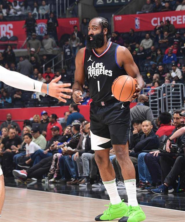 1打0,不上篮,哈登瞄向一侧!