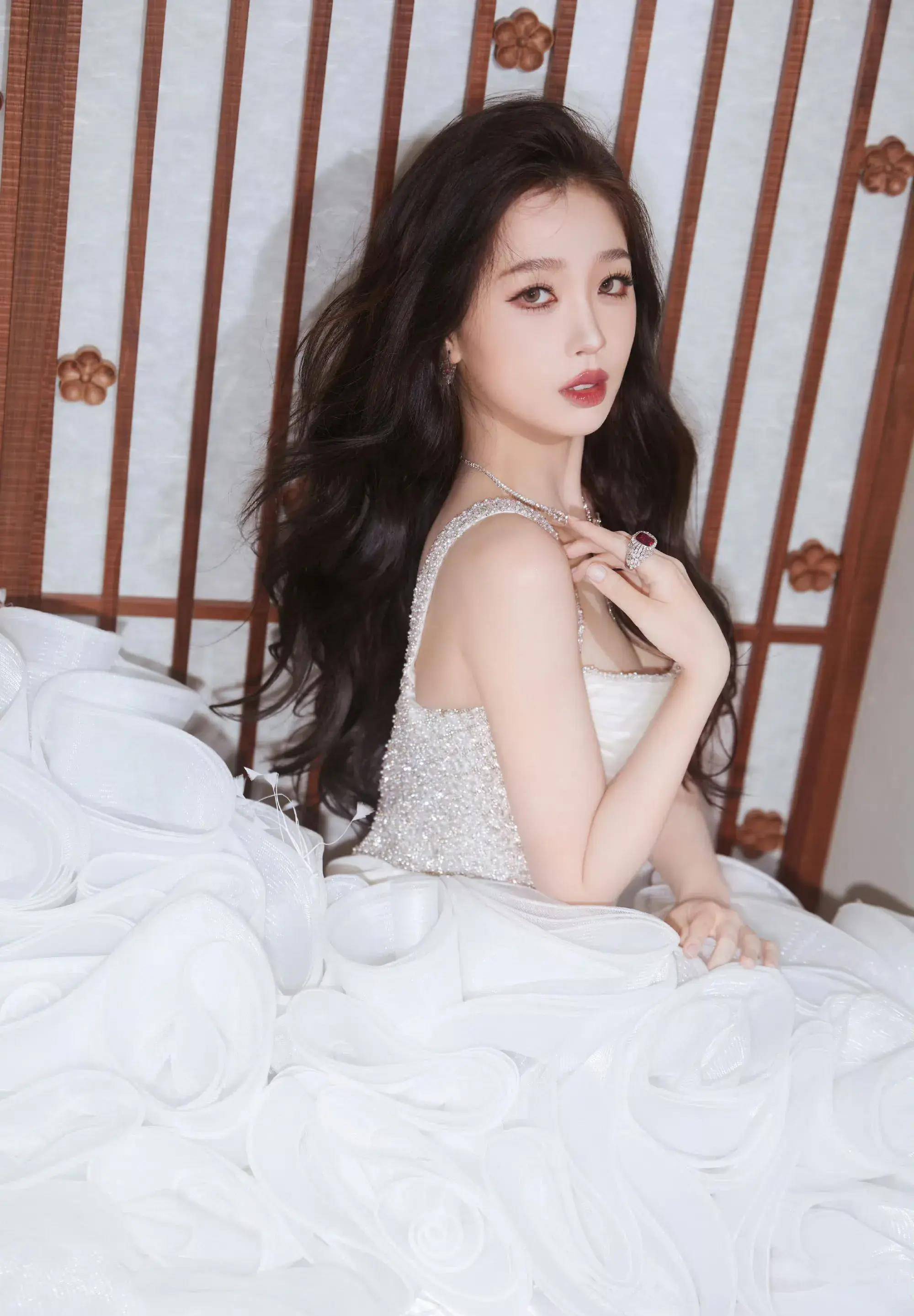 虞书欣gq盛典黑白两套造型 云朵白纱裙又纯又欲 蕾丝黑裙优雅高贵_美