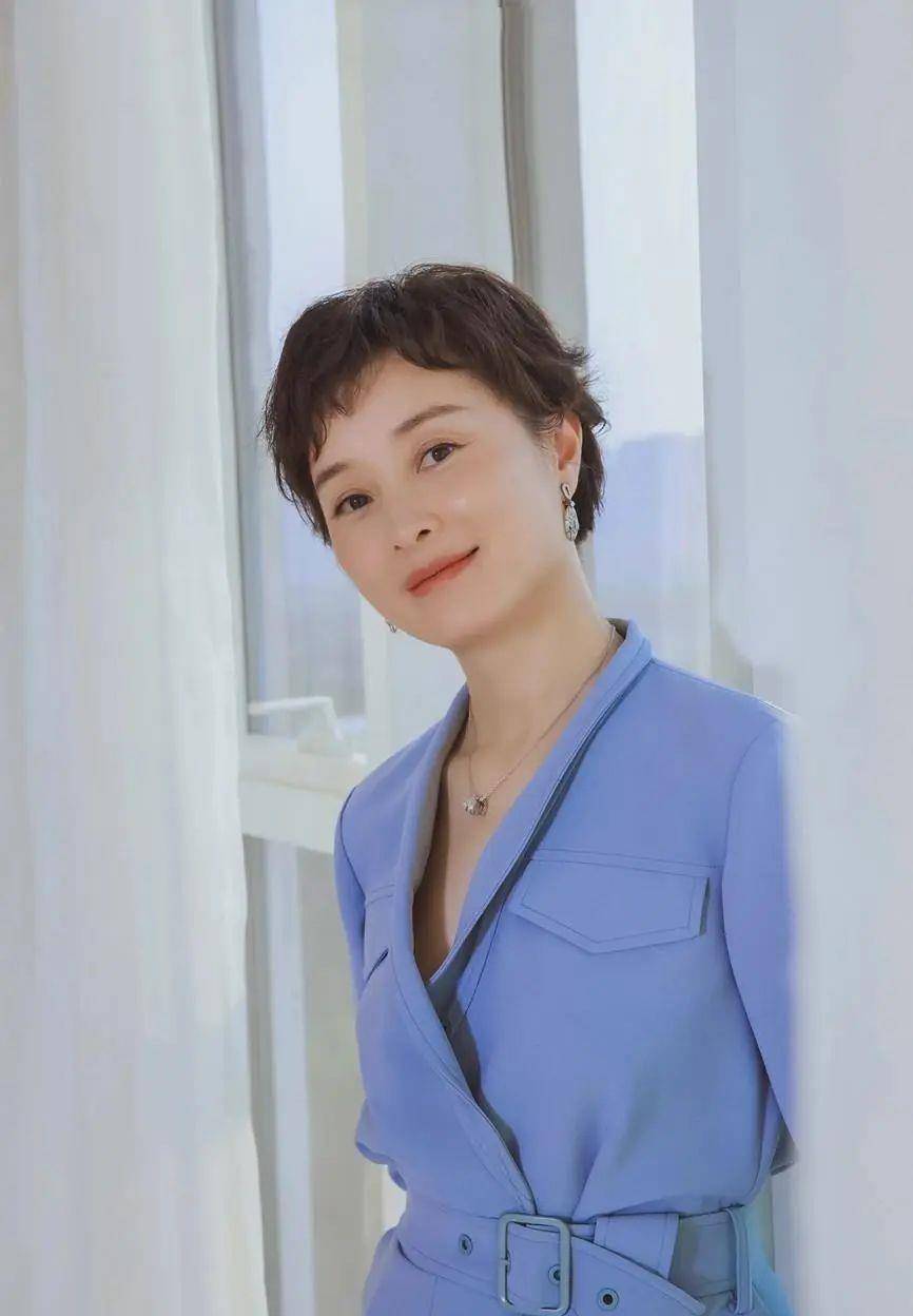 50岁吴越撞衫40岁孙俪,大10岁也没输,一个优雅知性一个干练大方_时尚