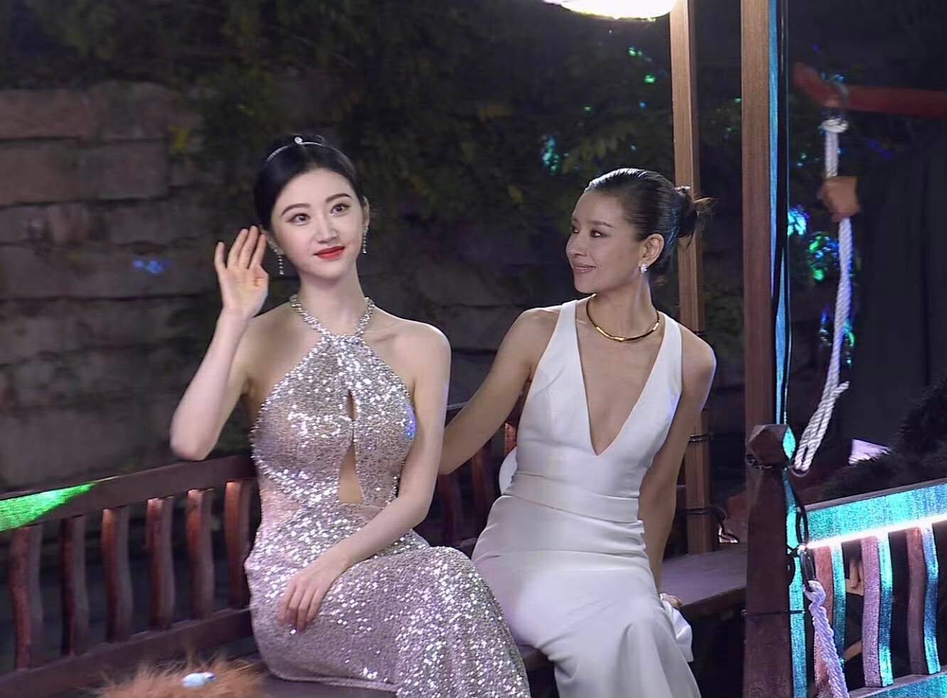 gq盛典这一夜:杨幂状态回春,朱珠好敢穿,虞书欣似网红脸_女明星_造型