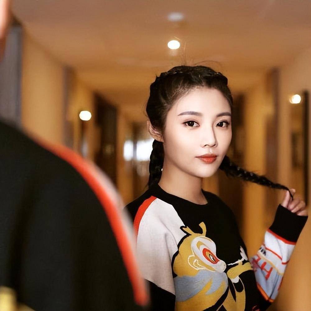 徐冬冬:因"椰汁女神"走红,朋友圈遭盗用,自爆被两任男友家暴_时尚