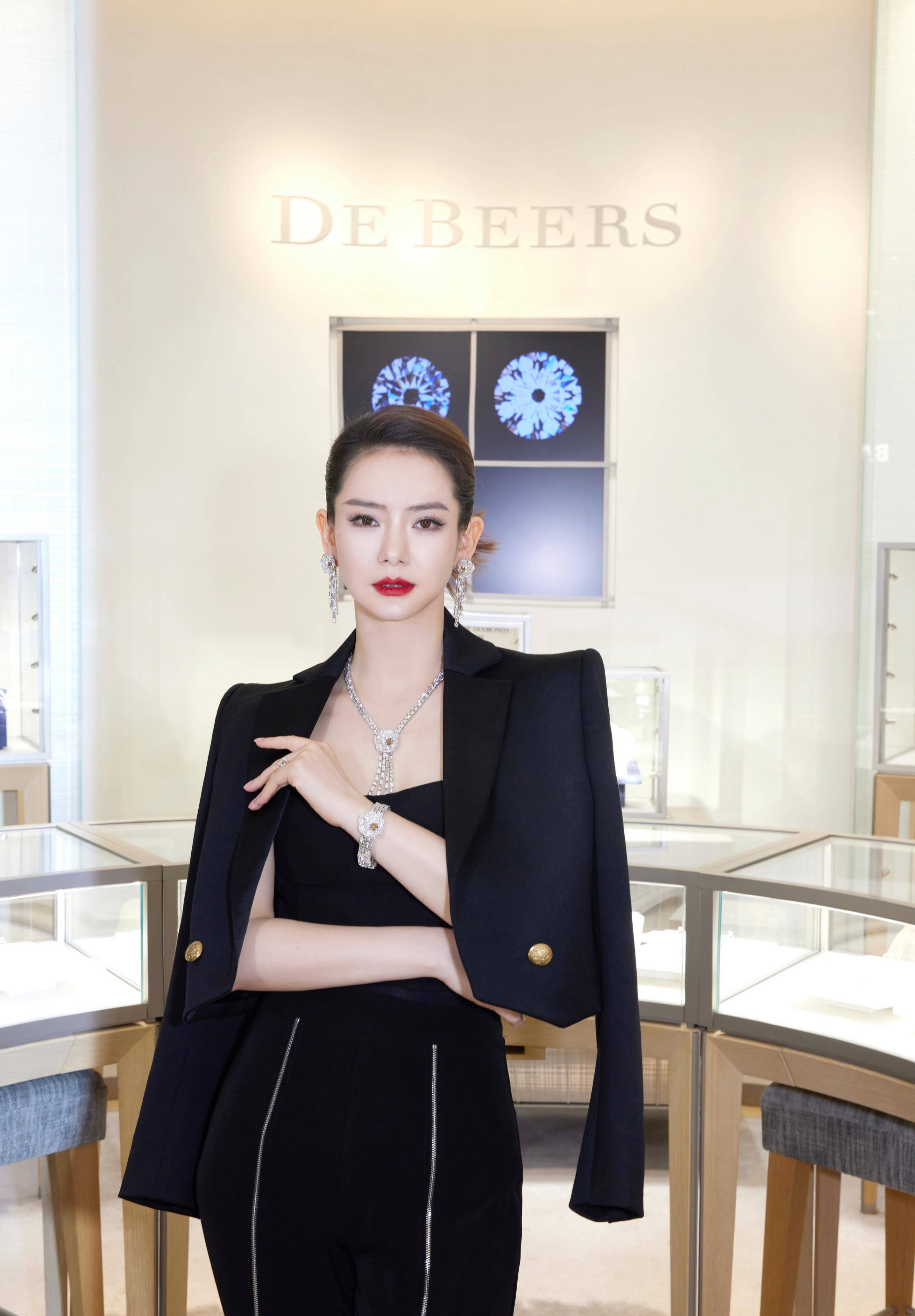 无论是璀璨夺目的结婚戒指,还是闪闪发光的项链,每一件珠宝都承载着