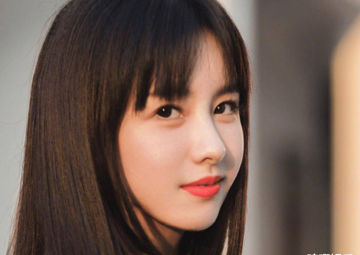 当代港风女子图鉴,鞠婧祎和陈都灵,谁是最适合港风的小仙女?