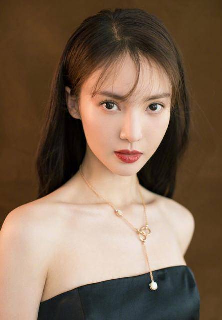 张嘉倪和金晨两人素颜聚餐照,被于正曝光,脸上看不到有一丝妆容的存在