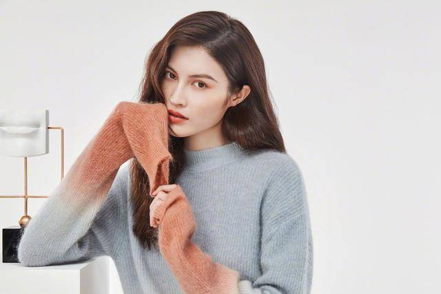 如今已成国际名模_何穗_舞台_身价