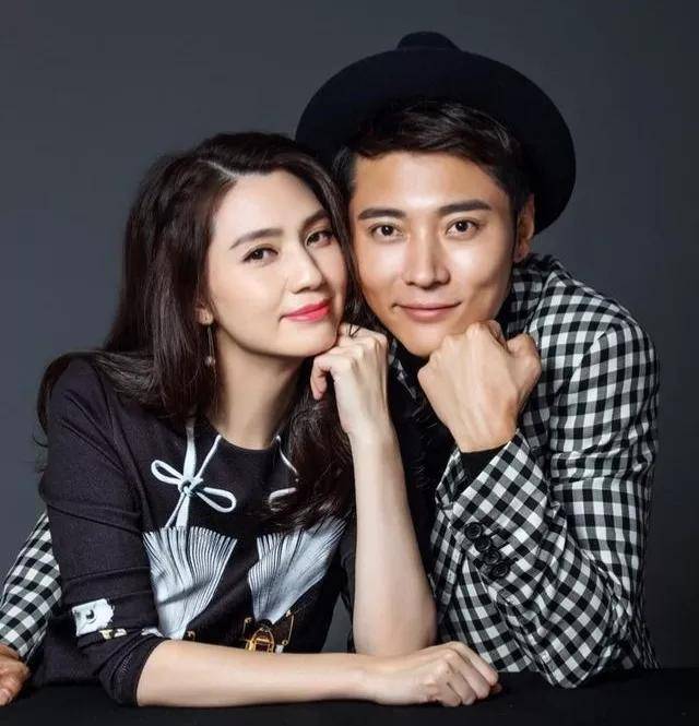 51岁洪欣晒穿婚纱礼服,称穿上就好想结婚,被网友吐槽恋爱脑_张丹峰