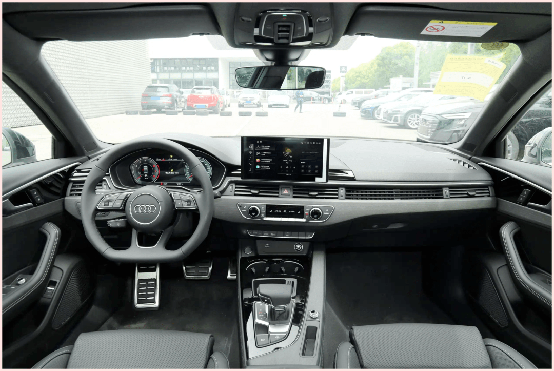 到店实拍,新款奥迪a4l星夜版,配熏黑格栅,座椅宽大,内饰舒展