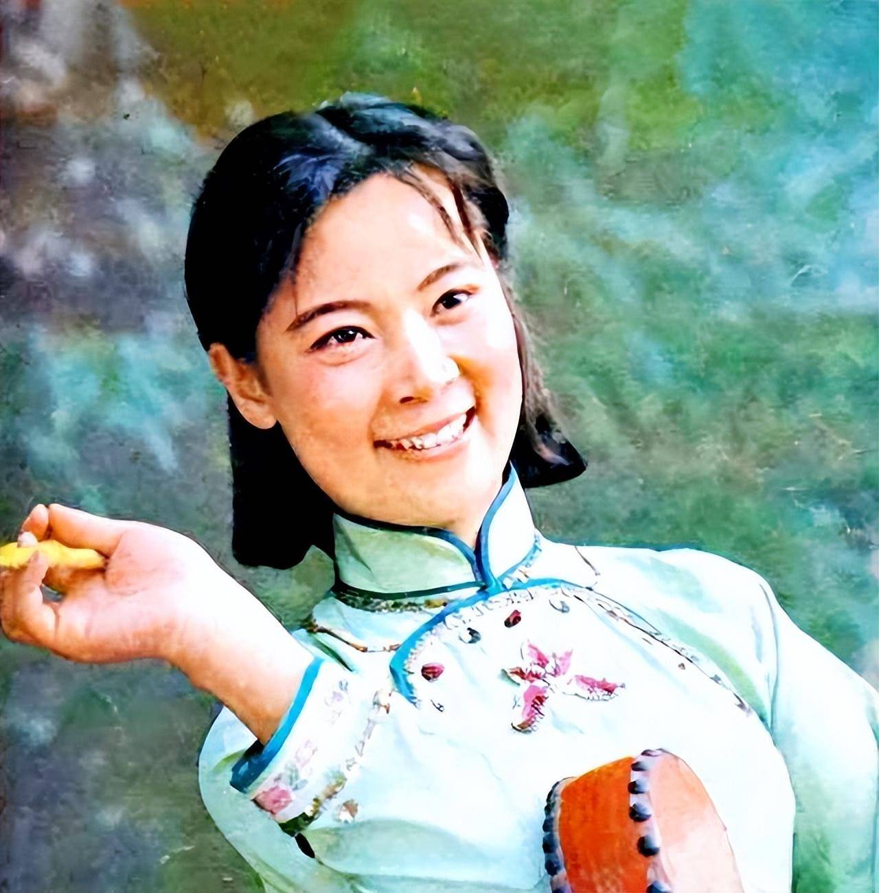 "老戏骨"方青卓,一婚半年就离,二婚分手时,儿子一句话刺痛心_沈小萌