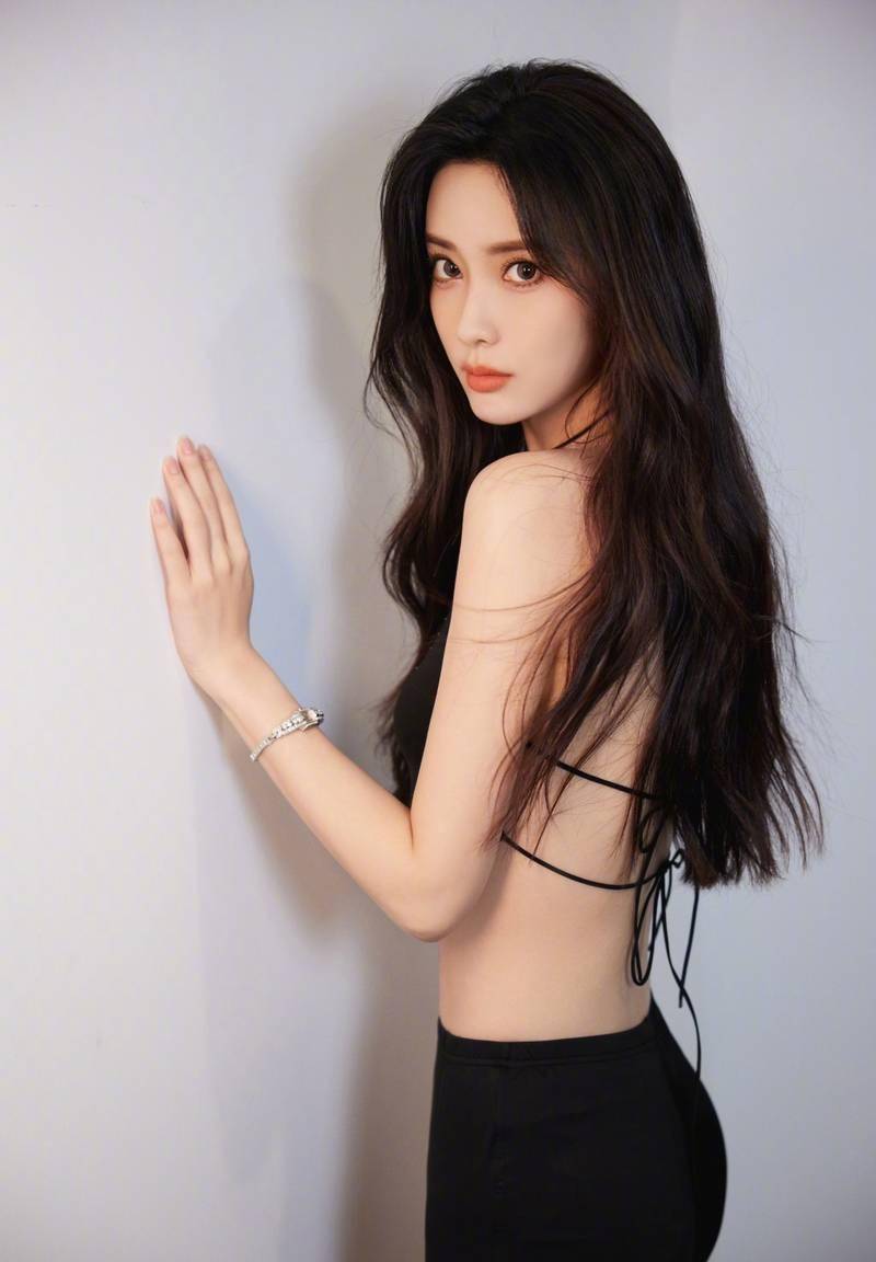 孟子义穿超大尺度黑肚兜坐电梯,胸前一块薄布遮着,其他地方全裸