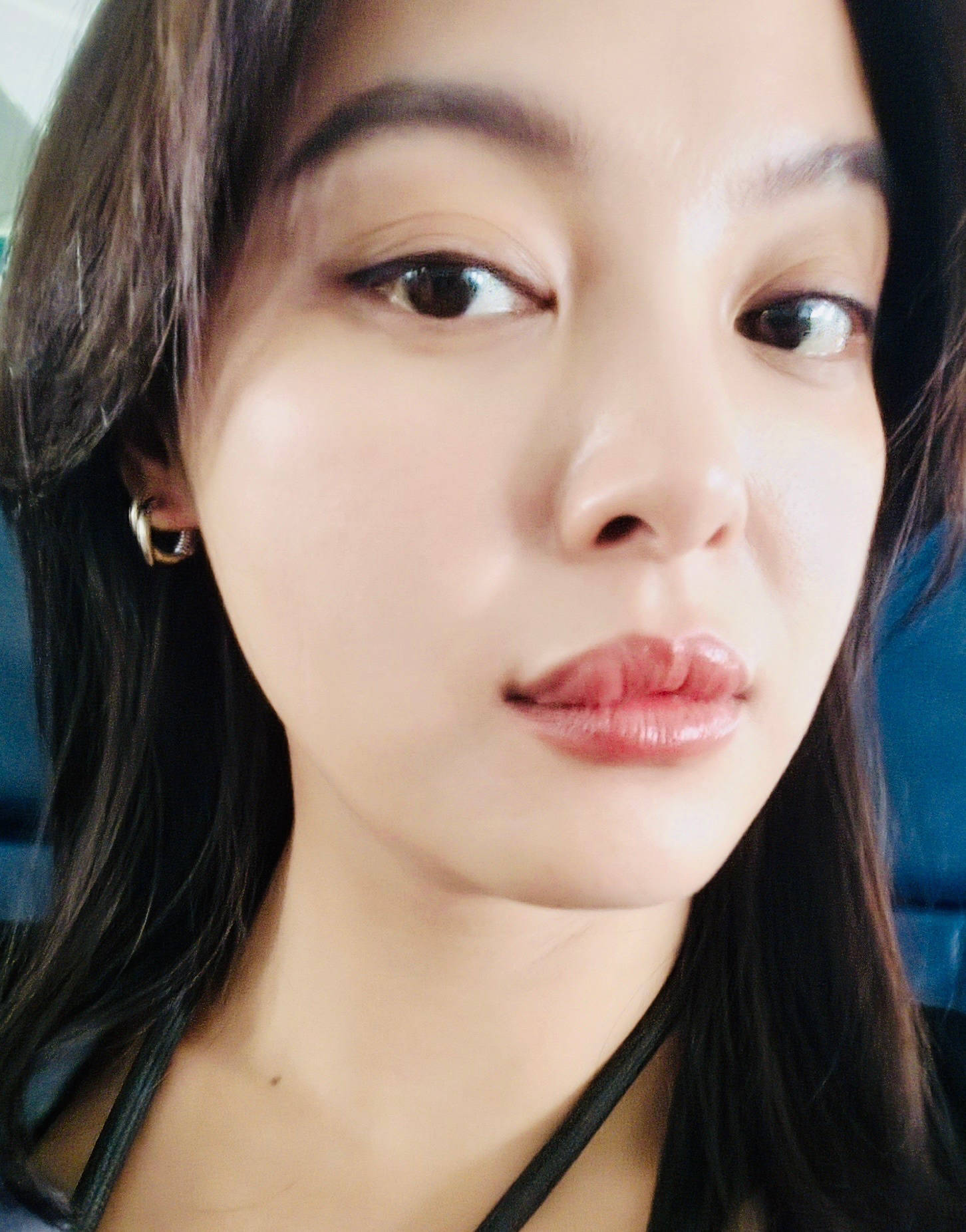 近期,辛芷蕾因爆料小时候曾被母亲扔剪刀插到腿而登上热搜,母亲的暴