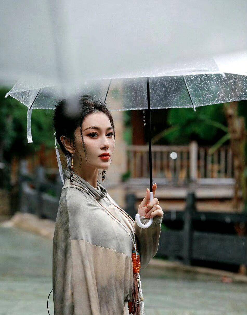张馨予雨天撑伞写真曝光 抬眸看雨五官精致动人