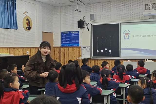 评课环节,育英学校的汪慧玲老师,翰林学校的江雨薇老师,永安小学的