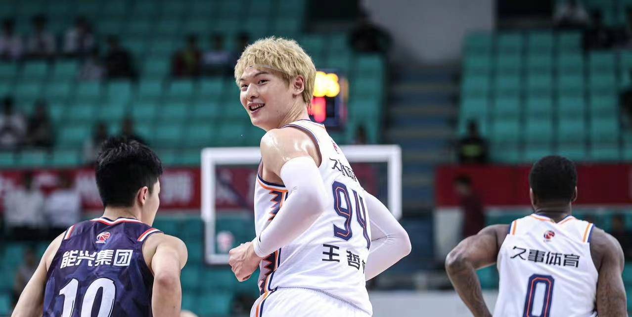 王哲林26 11梦回巅峰,郭士强沮丧离场_上海队_广州队_布莱德索