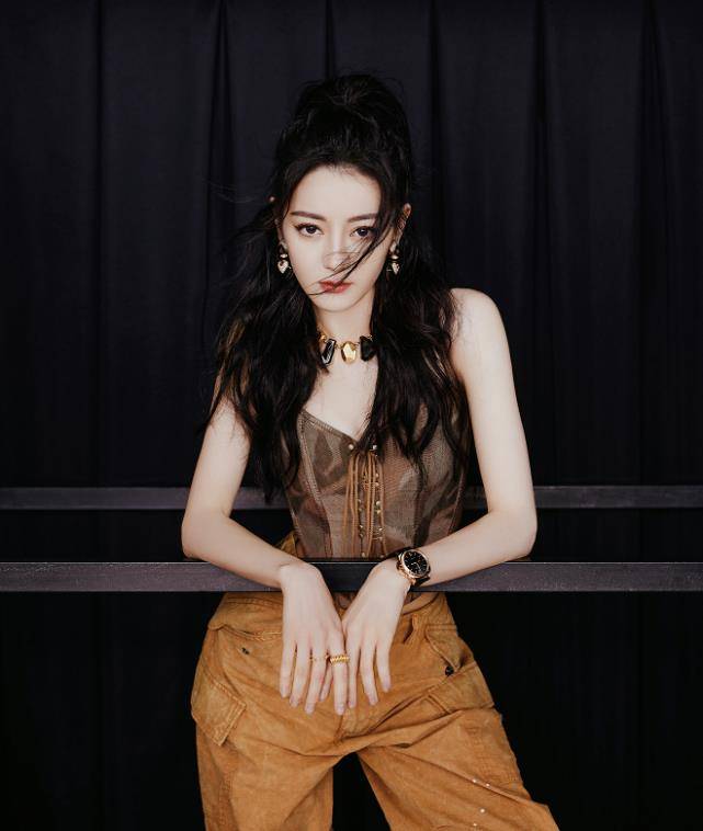 迪丽热巴路透,穿校服画大浓妆被吐槽:不像学生该有的样子_网友_照片