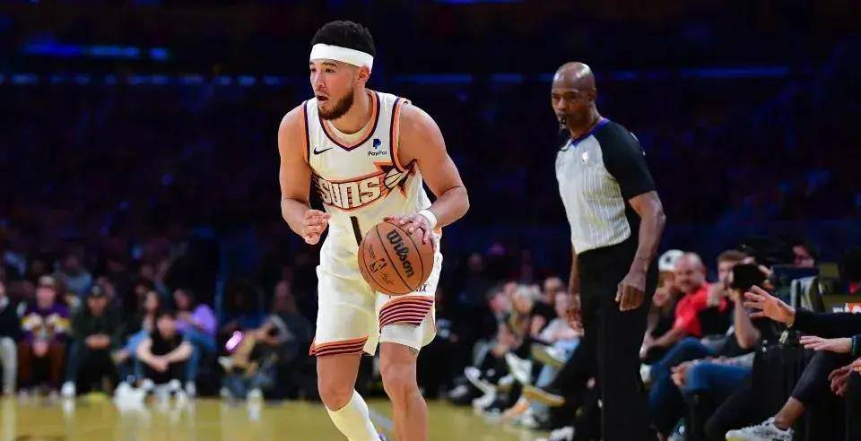 布克认为比赛被黑哨左右了,杜兰特内涵布克,多检讨失误次数_洛杉矶