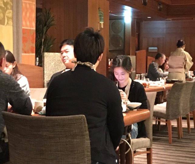 刘强东夫妇与朋友聚餐,章泽天看手机甜笑,一餐五个人消费2万元_网友