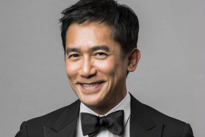 61岁梁朝伟被偶遇!