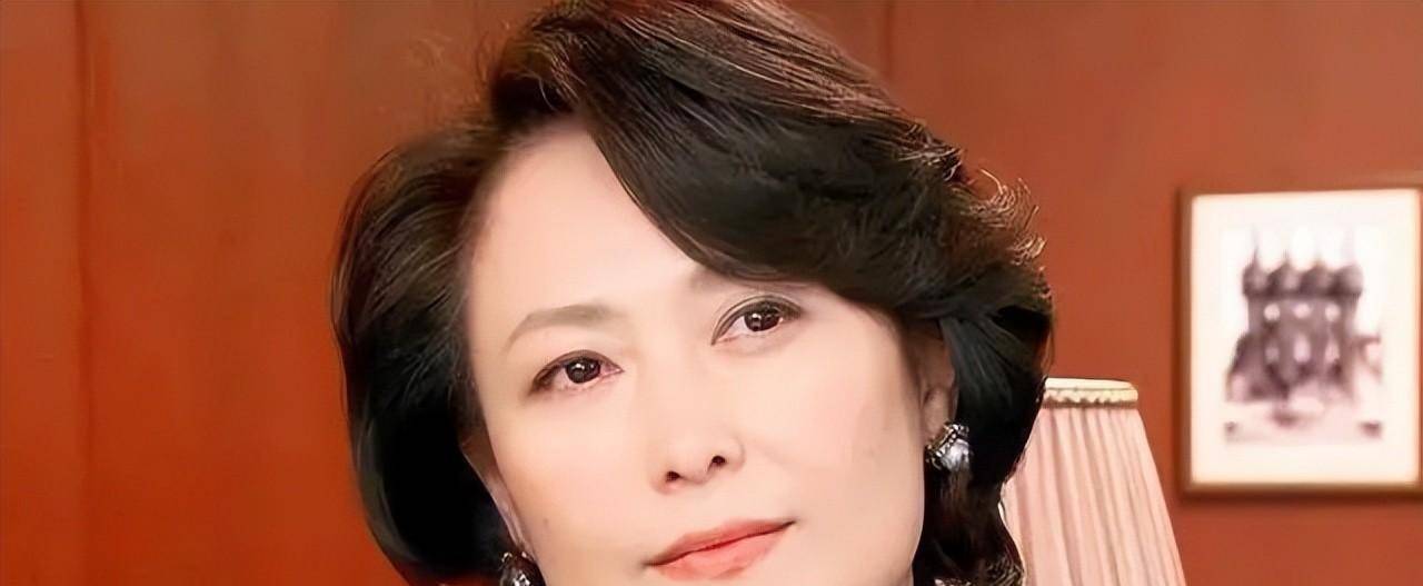 她跟演员丈夫离婚,二婚嫁入下海经商的豪门,60岁被宠成公主_左玲_左灵