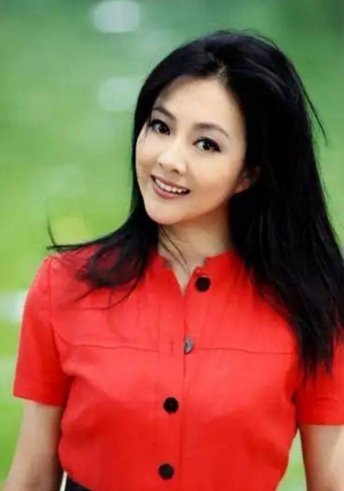 著名演员梁丽:从当红女星到"通缉犯",多年过去,她靠着水杯走上人生