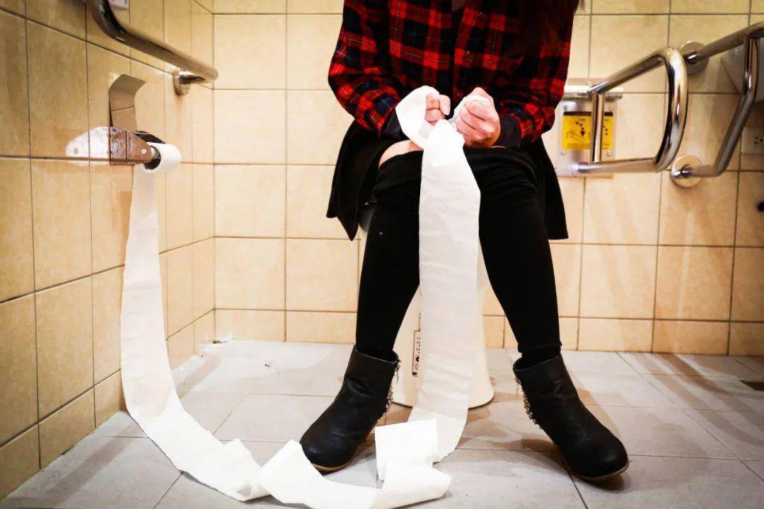 上厕所时,大便前头干硬,后头软粘,说明了什么?