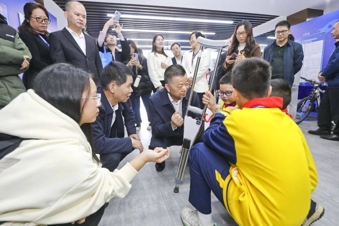 首先,刘建军莅临广州大学附属东江中学参加了第18届河源市青少年科技