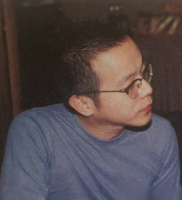 前黑豹主唱窦唯,巅峰时期王菲为他倒夜壶,如今却沦至邋遢街头?