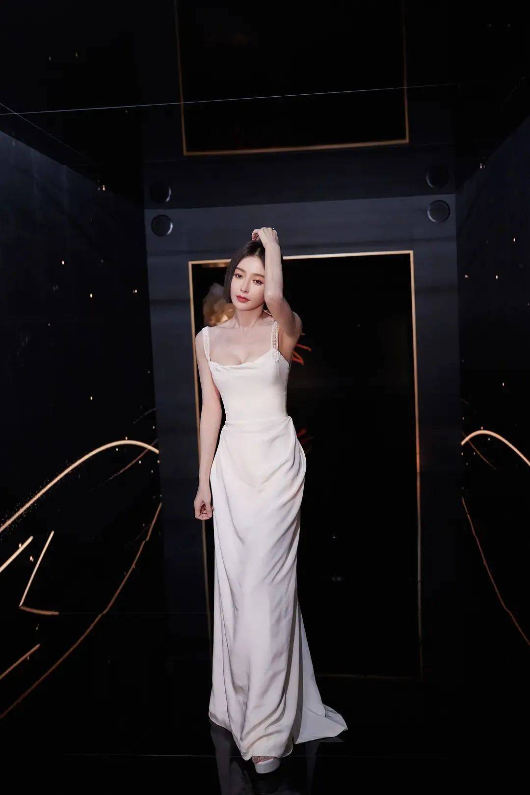 不需要找角度也不需要精修,在机场不经意间露出的马甲线,路人镜头下的