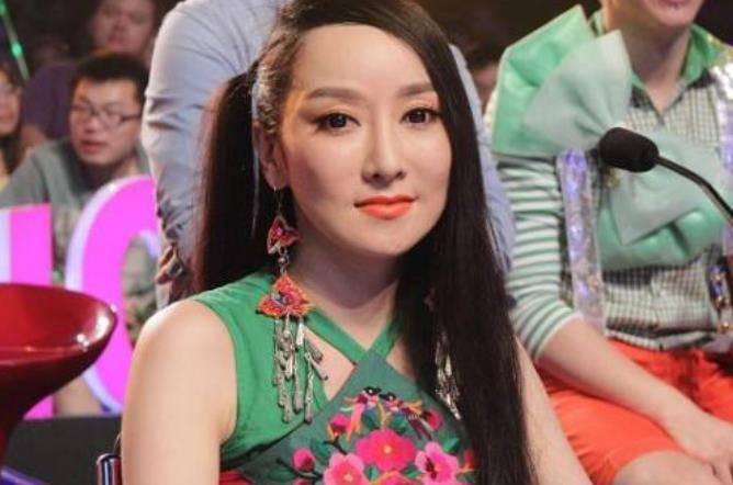 很多网友表示不理解艺术家的想法,但萨顶顶和丈夫一直很恩爱,并没有