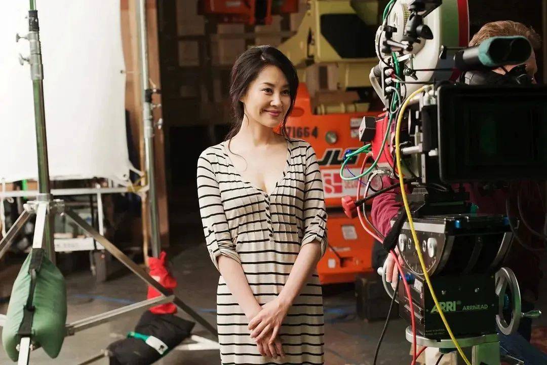 54岁许晴被问生理需求,至今单身的她教科书般回应