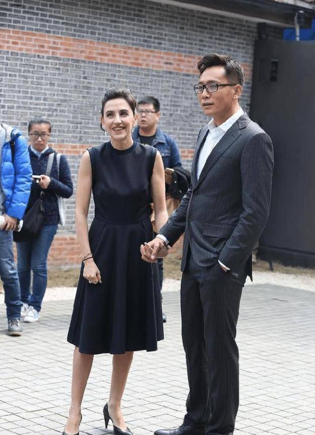 刘烨老婆安娜近照曝光,年纪轻轻就已经头发花白,跟大2岁刘烨同框似