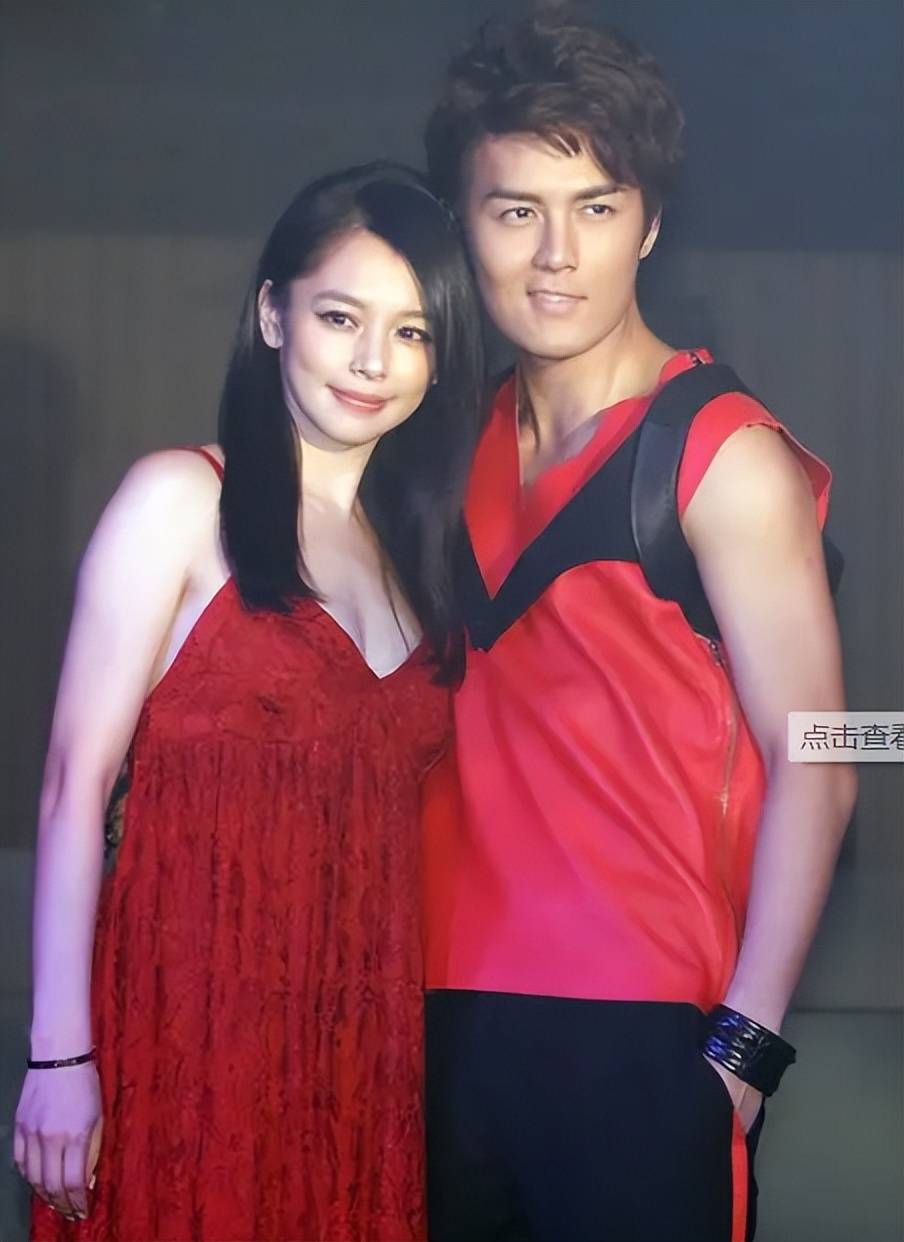 当时吴克群已有正牌女友,就是如今的窦骁老婆何超莲.