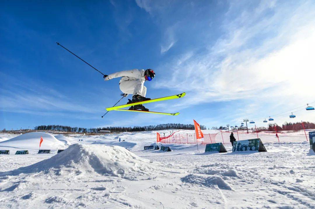 滑雪场拥有国内首座气膜全功能综合模拟训练馆和极限运动馆,也是国内