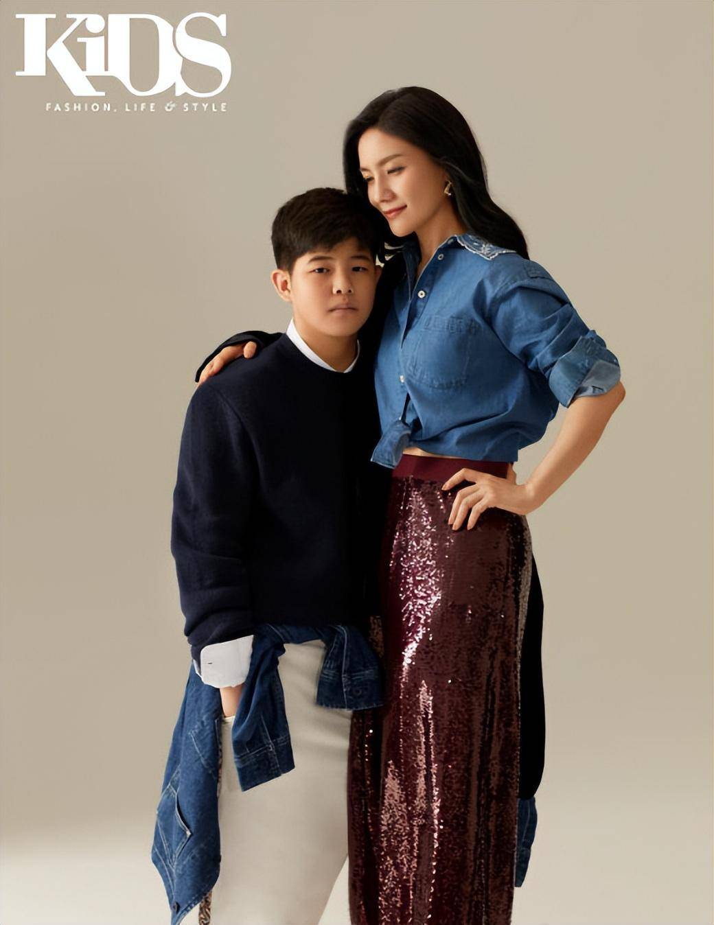 胡可晒全家福,安吉变化好大,瘦到体型只有弟弟一半,颜值回来了_家庭