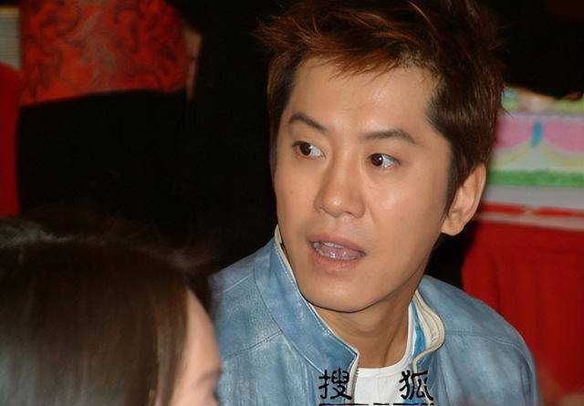 他8次上春晚,作死被捕入狱,今54岁无人问津,老搭档也断了联系