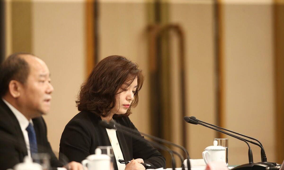 冷艳翻译:张京,在外交场上始终立于不败之地,中式口音又何妨_杨洁篪