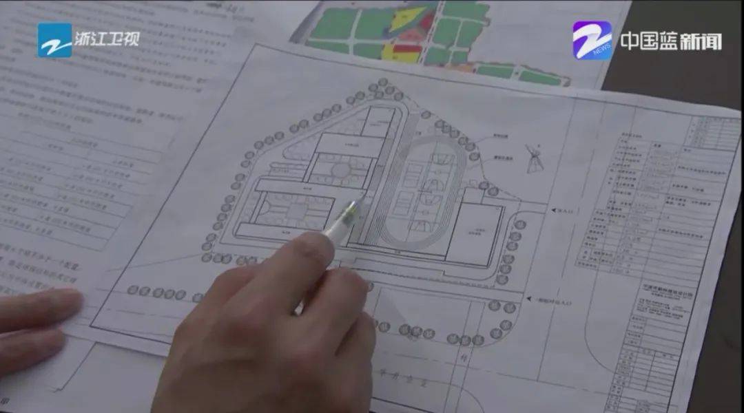 《今日聚焦》截圖後為了滿足一類建設標準放下250米的環形跑道,對原有