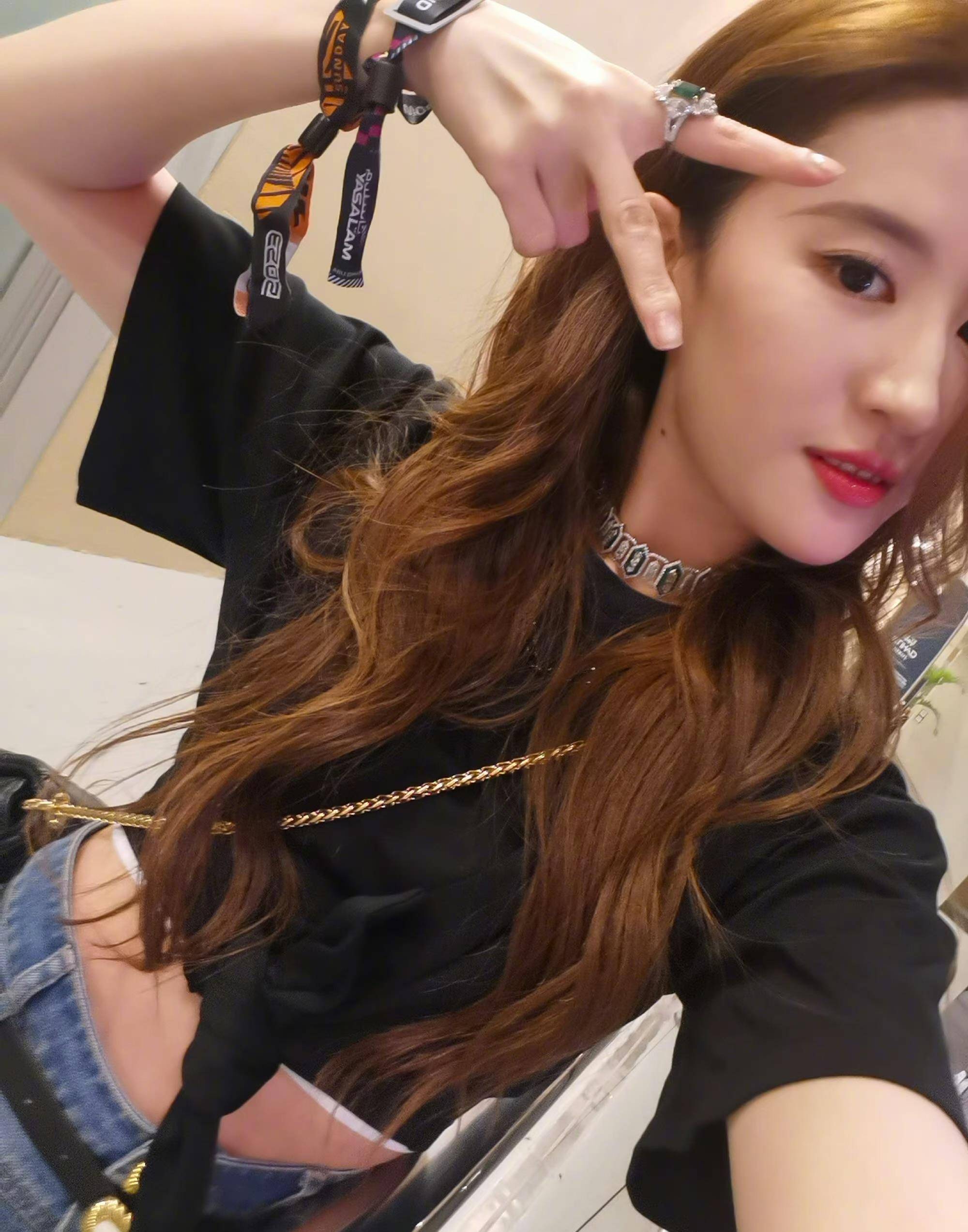 神仙姐姐刘亦菲沙漠大片曝光!异域风穿搭养眼,优雅超吸睛!