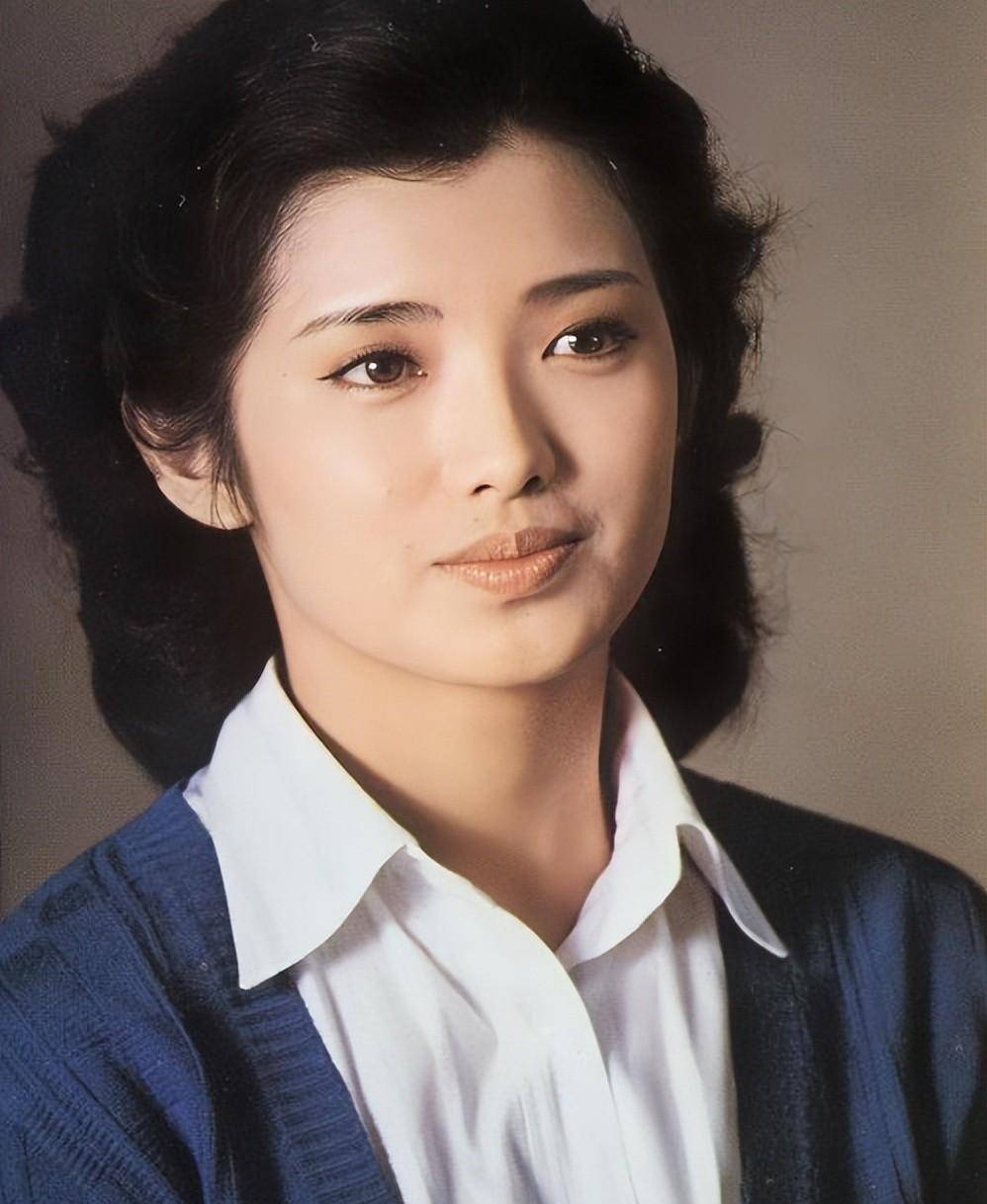 "樱花女神"山口百惠:64岁优雅装扮,不惧时代的自信魅力!