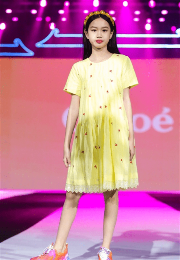 50岁钟丽缇压轴走秀!