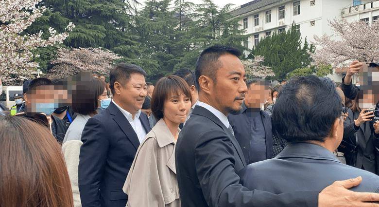 57岁张涵予曝近况,与袁泉赏樱花锄地植树,脸颊凹陷身形暴瘦_活动_穿着