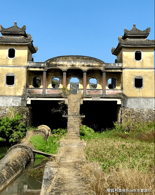 兴宁市黄陂镇被人遗弃的宫殿式建筑,杂草丛生的兴宁运河管理处_径口