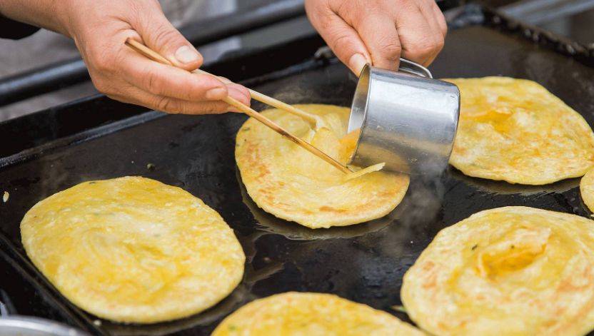 信阳鸡蛋灌饼:一道充满家乡风味的早餐美食_酱料_烤制_味道