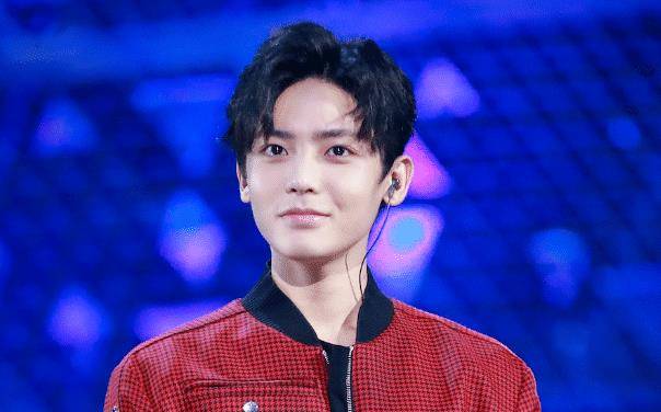 长在部队大院的侯明昊,在校被称为校草,如今在唱歌演戏全面发展_组合