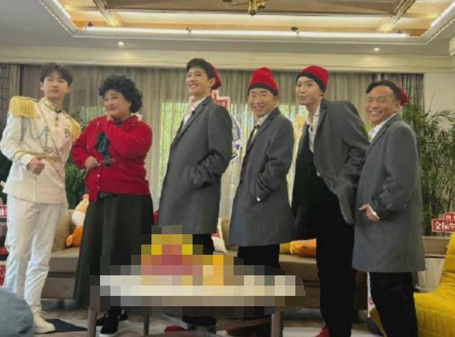 在一群人的合照中,不止宋小宝再现了经典角色,身旁的杨洋,范丞丞和