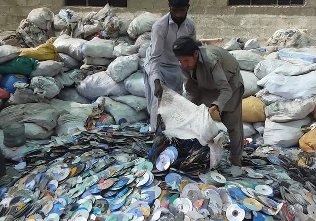 vcd与dvd废旧光盘依旧有人回收,它的内在价值不可估量_碟片_环保_时代