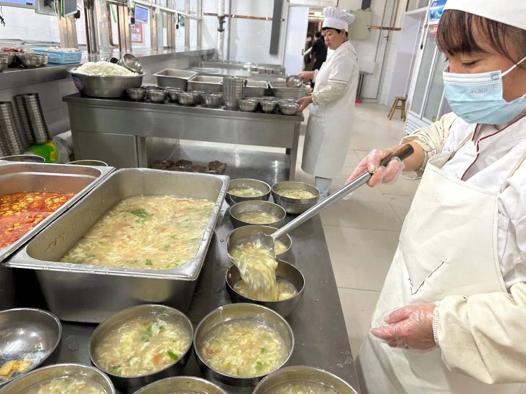 衡水市冀州中学膳食处清理食堂周边积雪全力守护师生安全