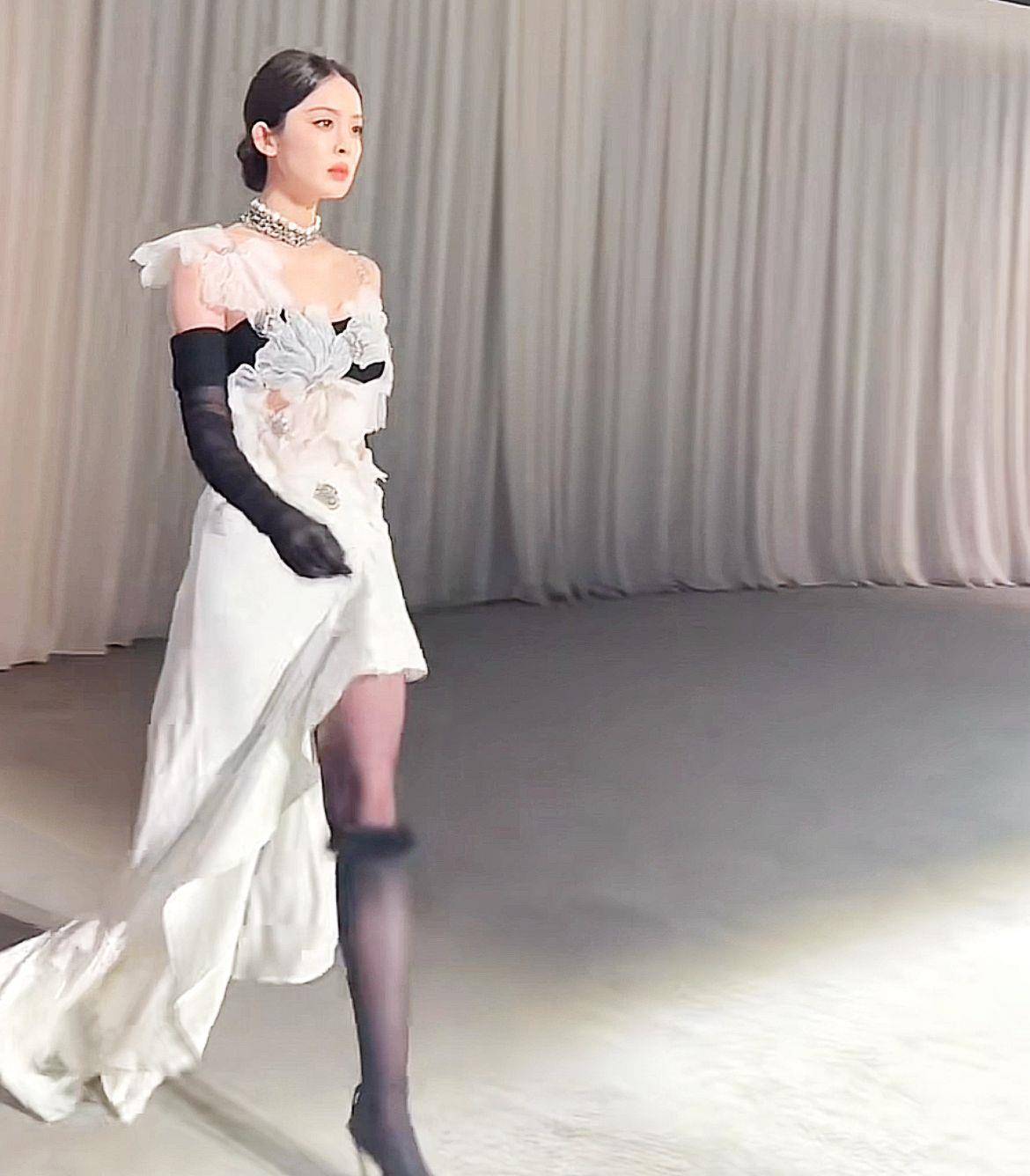 古力娜扎穿露背装走秀,身材风韵极具女人味,"羡慕她的前男友"_女明星